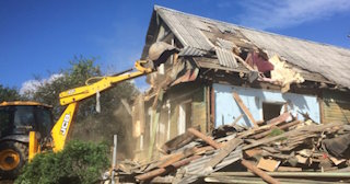 Промышленный демонтаж пристроек к дому в Людиново | Цены от 566 руб. за м2